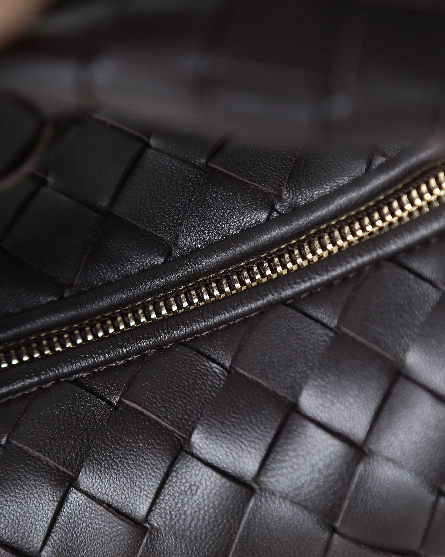 800. Bottega veneta͙.——-The latest braided and knotted hobo🔥 The top-grade lambskin leather is very soft, the bag shape is unique, practical and durable. It retains the traditional weaving elements while being a bit more flamboyant ~ Made of hand-woven sheepskin, zipper opening and closing, curved seamless structure, effortless to match. Highly recommended⚠️⚠️⚠️ The most high-end in the market🌈Welcome to compare [Factory complete package] size: 23x15x5cm.   Model: 651876